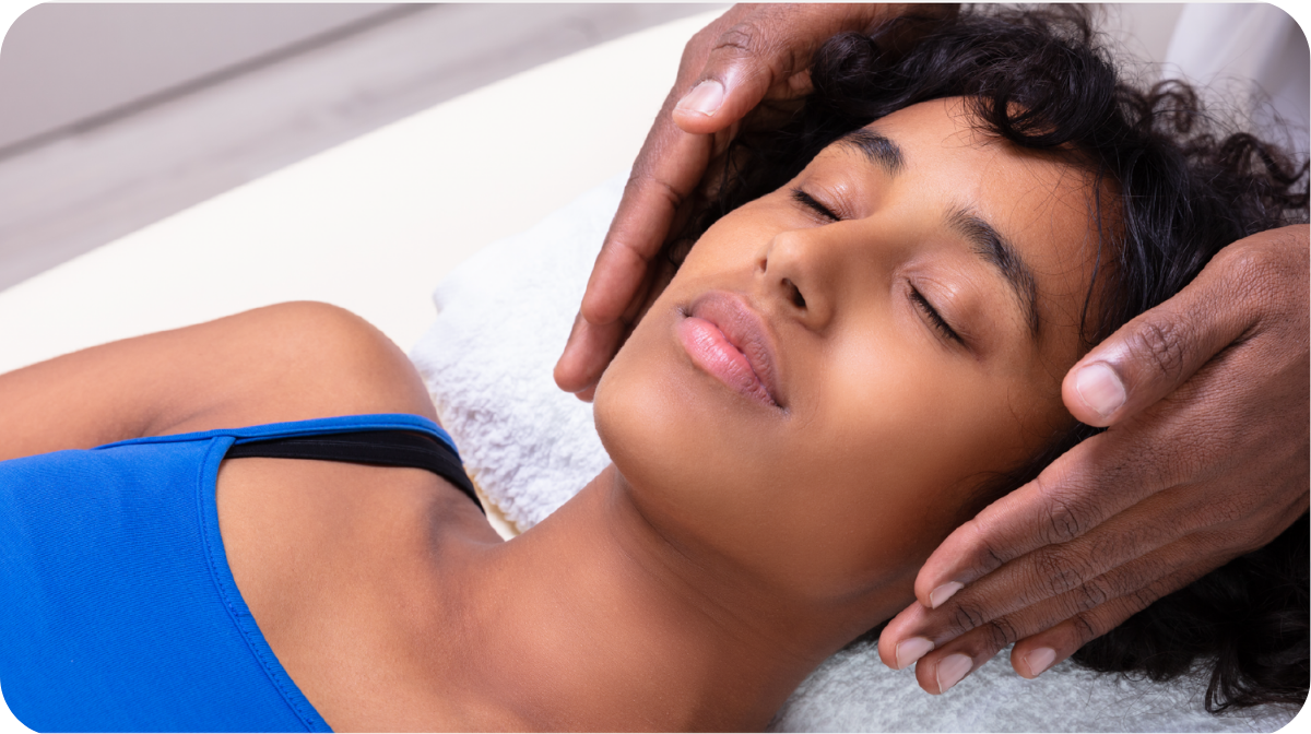 woman getting a reiki therapy